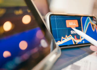 Operatore finanziario su più mercati che esamina strumenti derivati relativi a Bitcoin, Ethereum e valute estere